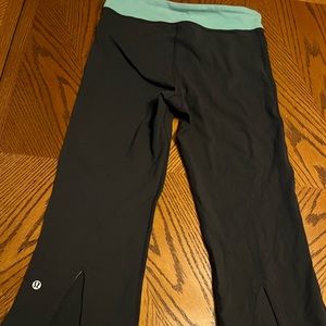 LULULEMON GATHER AND CROW CROP PANT BACK SLIT BLUE WAISTBAND CAPRI